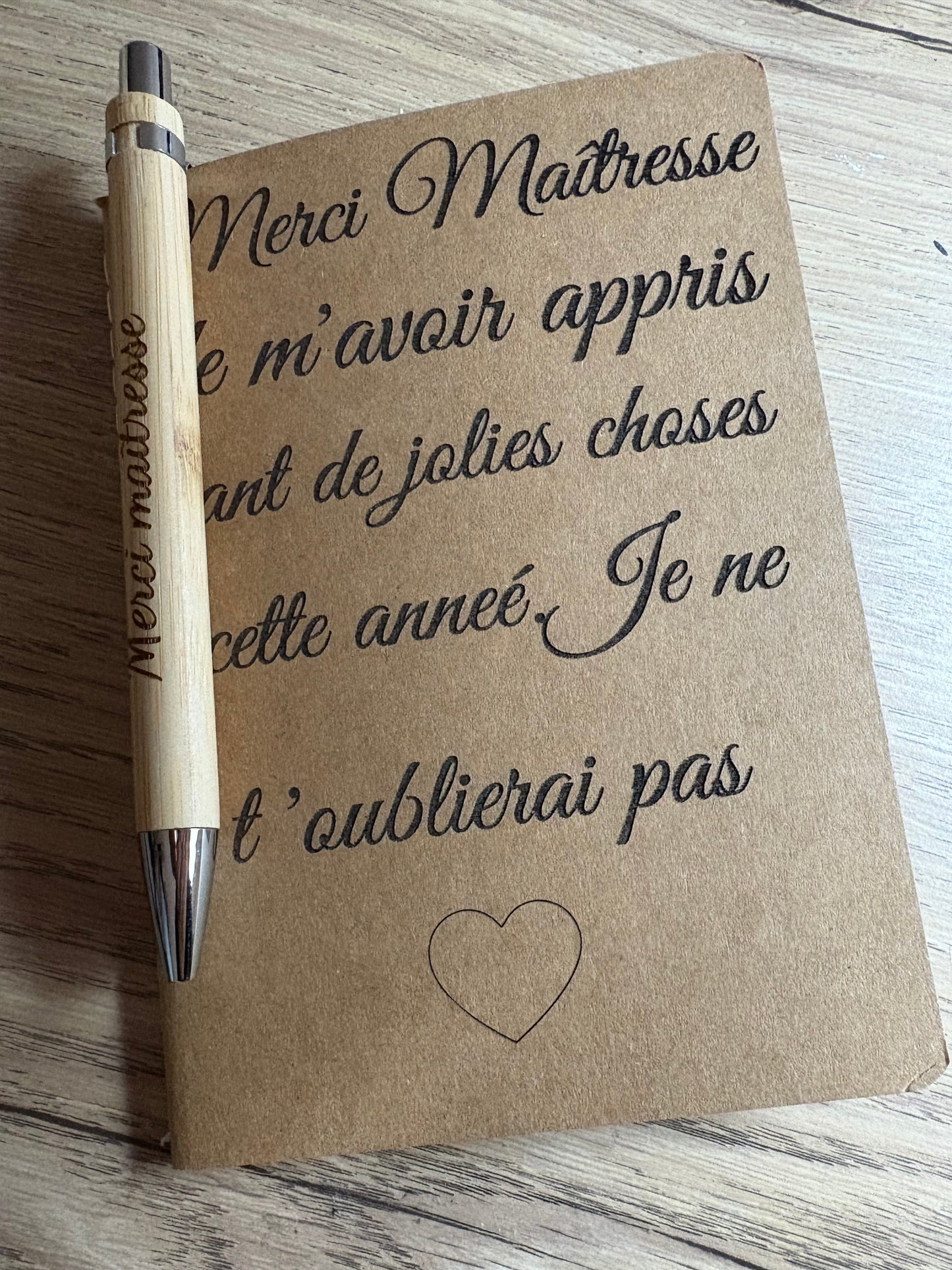 Carnet et stylo fin d année scolaire
