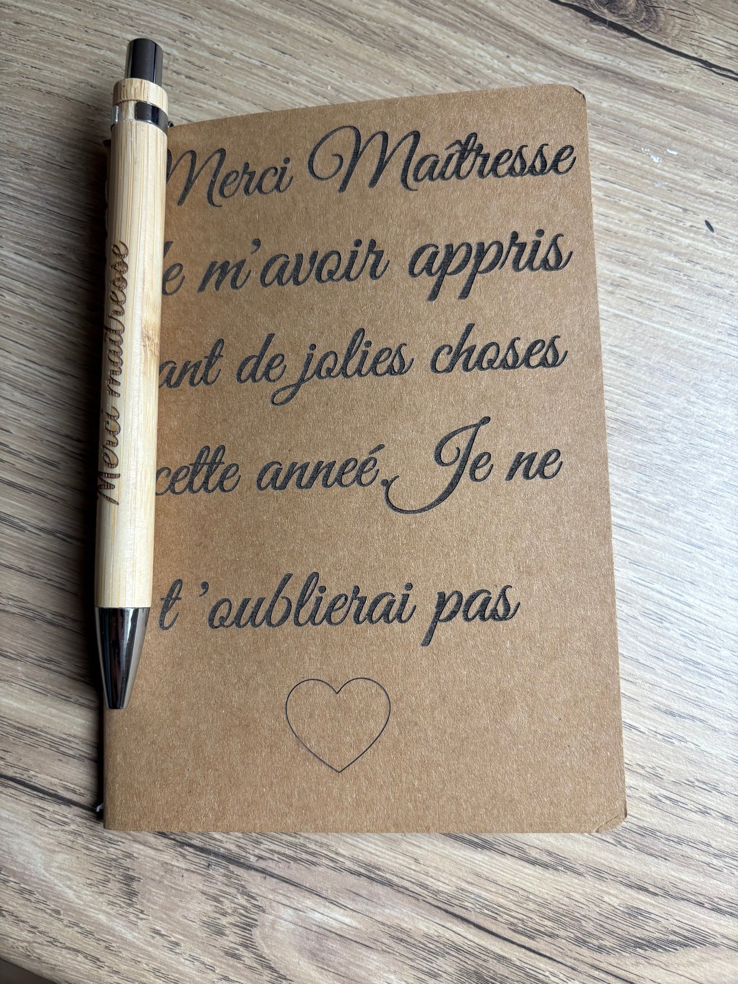 Carnet et stylo fin d année scolaire
